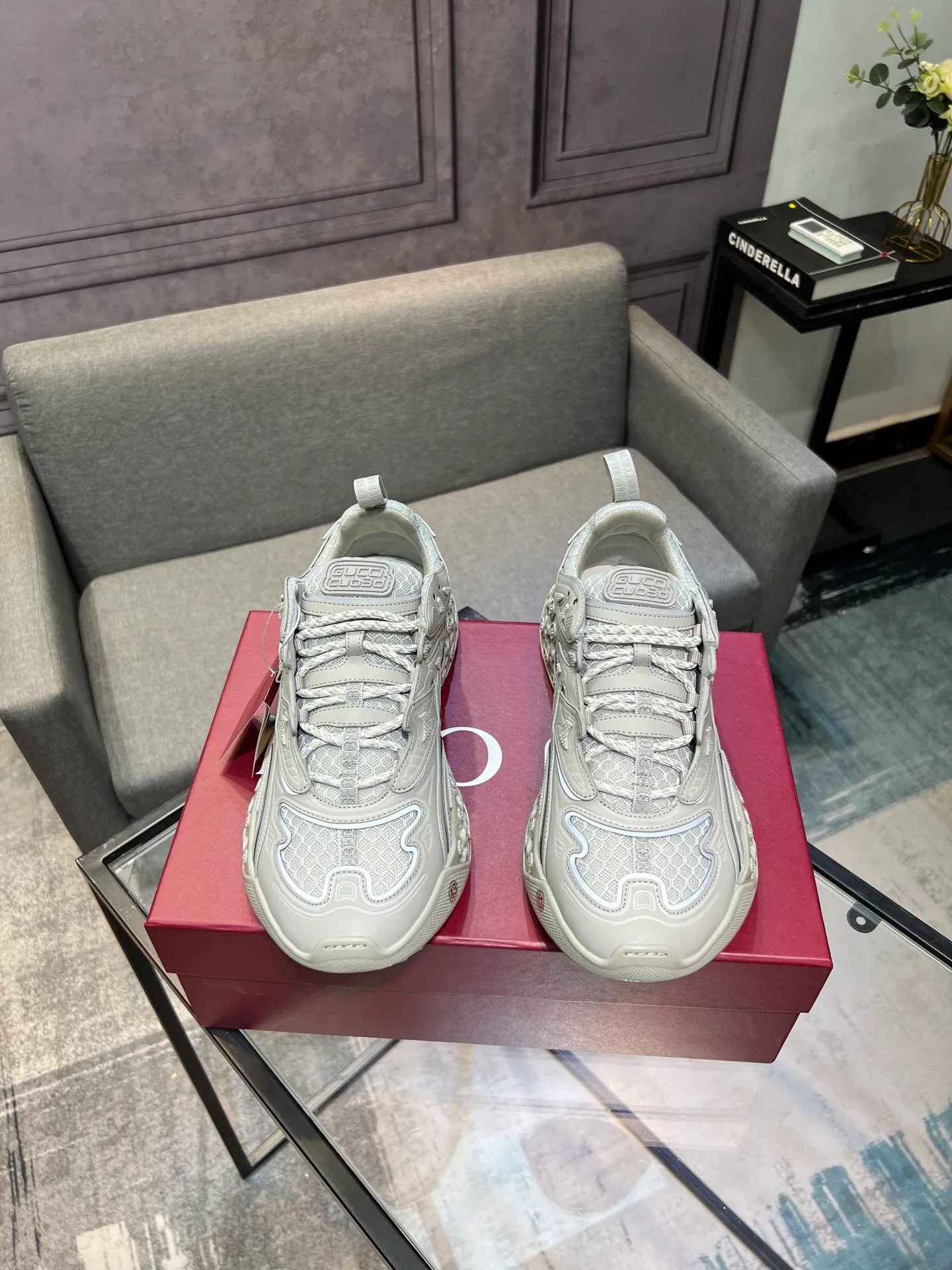 Men's Men's Shoes 💰900 Gucci Gucci 2.0 Sports Shoes Couple's Style Retro Casual Shoes Running Shoes Original Purchase, Development, Production Gucci 2.0 Sports Shoes reinterpret the brand's iconic striped webbing elements. This sneaker reinterprets the iconic details, using thick EVA soles with a smart silhouette, bringing a stable and comfortable wearing experience. Exquisite packaging at the delivery counter. Fabric: original imported cowhide + technical fabrics. Lining: original imported breathable mesh. Sole: original molded ultra-light foam rubber. Bottom thickness: 4CM. Size: 35-40 for women / 39-45 for men.